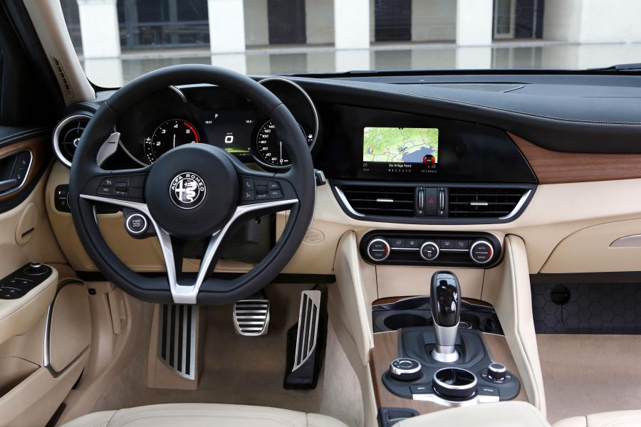 Панель приборов Alfa Romeo Giulia 2016 года  (WW) (фото 31 из 42)